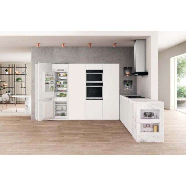 Whirlpool WHC18 T332 P UK Built-In Fridge Freezer