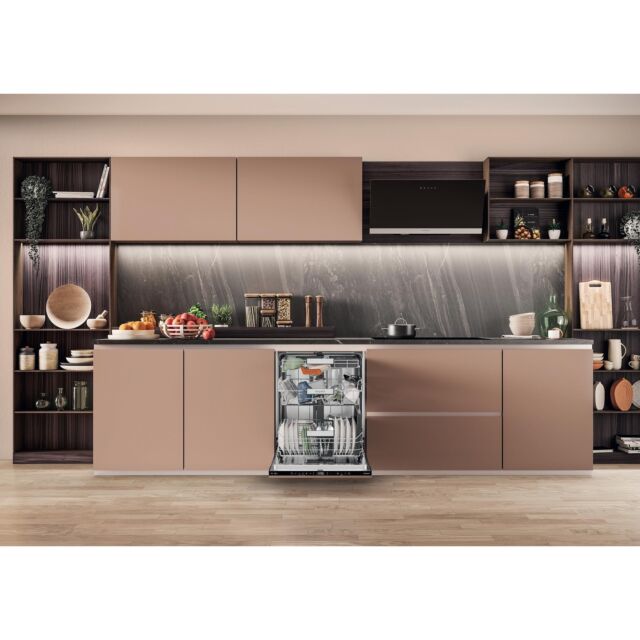 Hotpoint H8IA15M4TUUK 15 Place Setting Hydroforce Integrated Dishwasher - Black