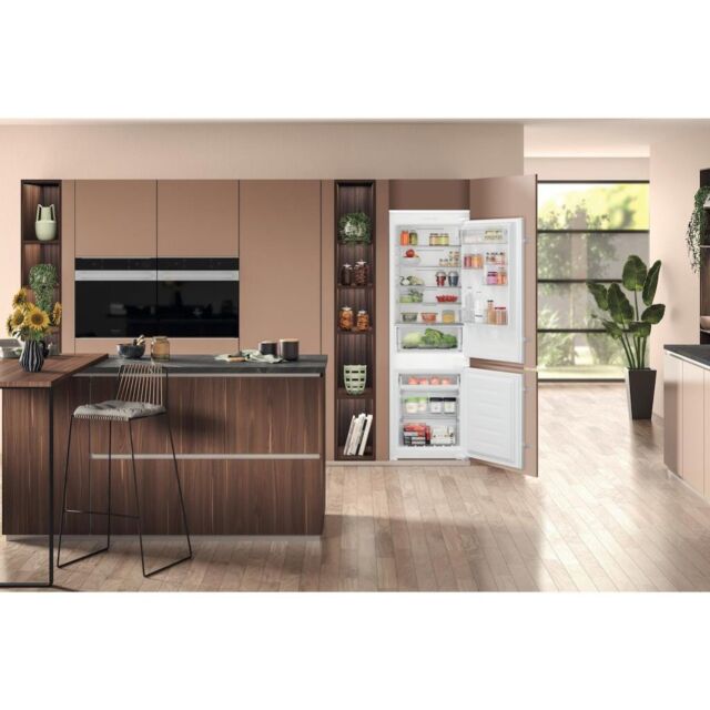 Hotpoint HTC18T112 Integrated Frost Free Fridge Freezer