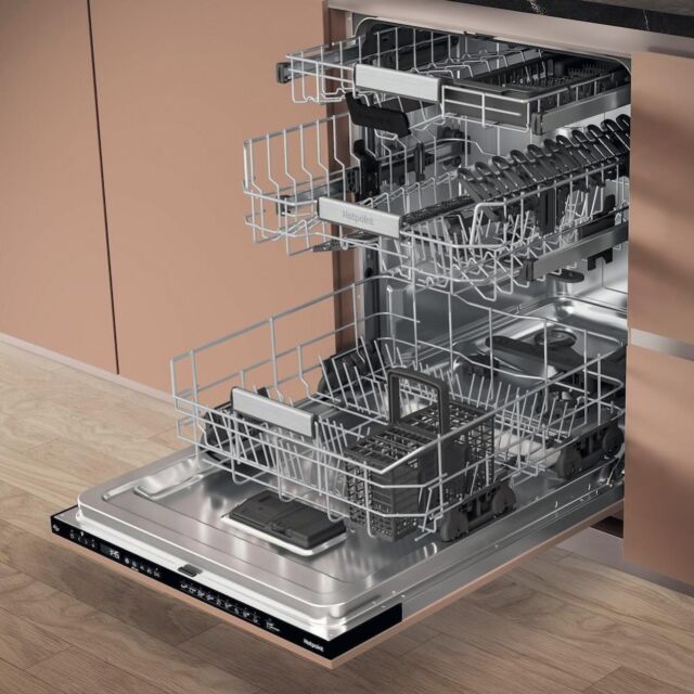 Hotpoint H8I HP42 L UK Hydroforce 60cm Integrated Dishwasher