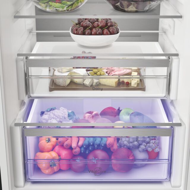Hotpoint HPK25292B4UK 270L Integrated 70/30 Dual No Frost Fridge Freezer with VitalCare