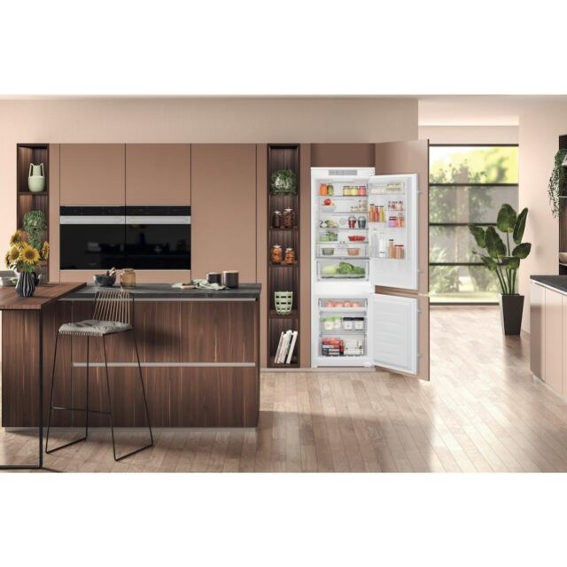 Hotpoint HTC18 T32 2 Built-In Fridge Freezer
