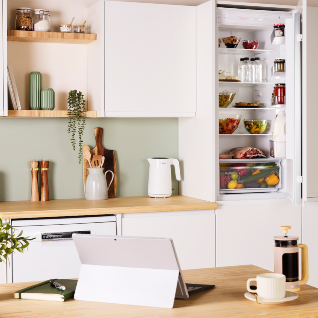 Bosch KIN96NSE0G, Built-in fridge-freezer with freezer at bottom