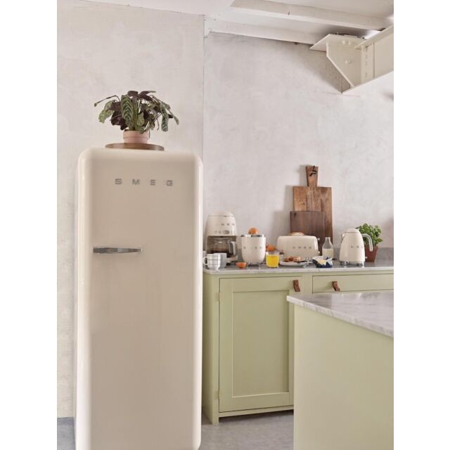 Smeg KLF03CRUK Kettle, Cream