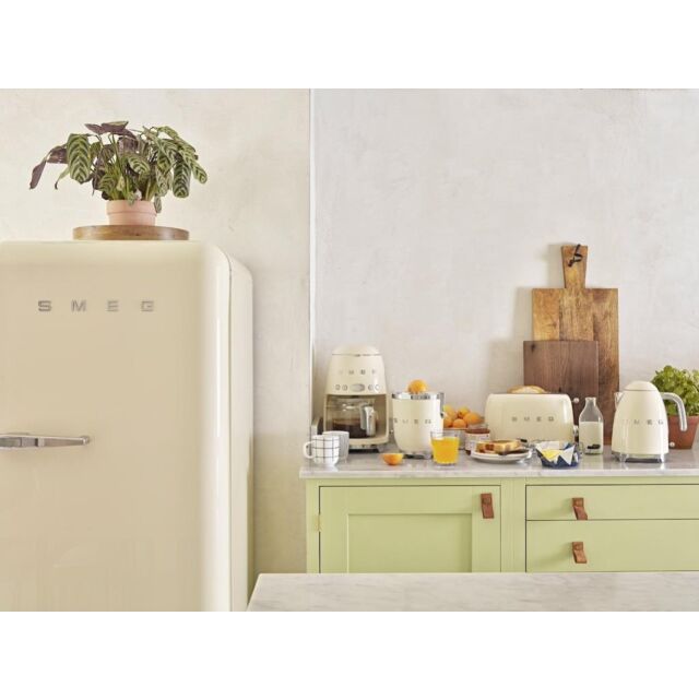 Smeg KLF03CRUK Kettle, Cream