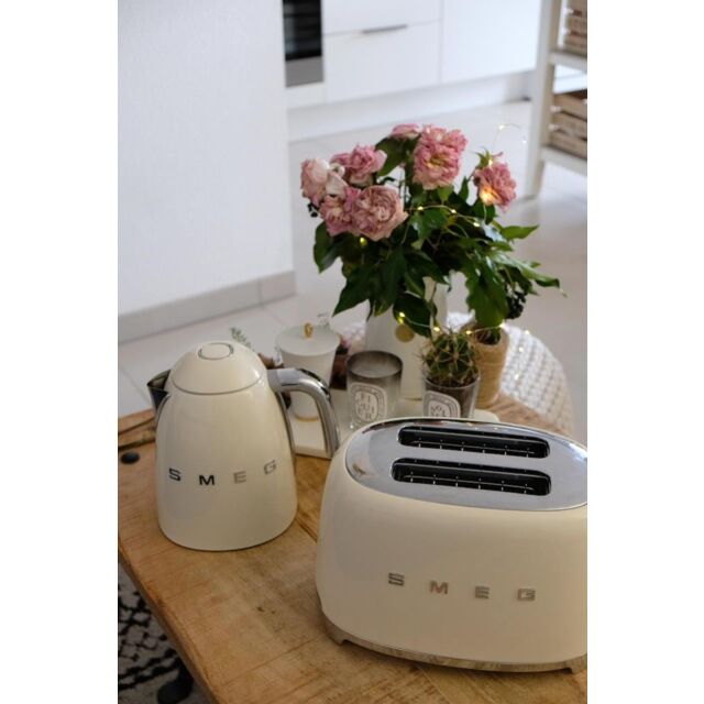 Smeg KLF03CRUK Kettle, Cream